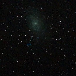 Planetka (433) Eros poblíž galaxie M33.