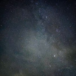 Mléčná dráha nad obzorem.