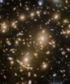 Autor: HST/NASA/ESA - Fotografie galaktické kupy Abell 370 vyfocená Hubbleovým vesmírným dalekohledem. Mimo stovky galaxií je na fotografii viditelný nezpočet gravitačních čoček