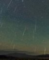 Autor: © Jeff Sullivan - Jak to vypadá když se na více než dvě a půl hodiny zamíří fotoaparát na jedno místo na obloze a opakovaně exponuje. Složený snímek pak kromě hvězd obsahuje i meteorické stopy. Jako tento snímek z maxima Geminid v roce 2020. Je zřejmé, že kromě Geminid, které zde převažují, lze nalézt meteory příslušející dalším třem rojům, aktivním v té době, a také několik tzv. sporadických meteorů.