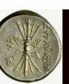 (Vlevo): Obrázek blesků na zadní straně mince 8 lir ze Syracus na Sicílii (214-212 př.n.l.). (Vpravo): Červení skřítci nad bouří v Kansasu 10. 8. 2000. © Walter Lyons, FMA Research, Fort Collins, Colorado, United States of America/NASA